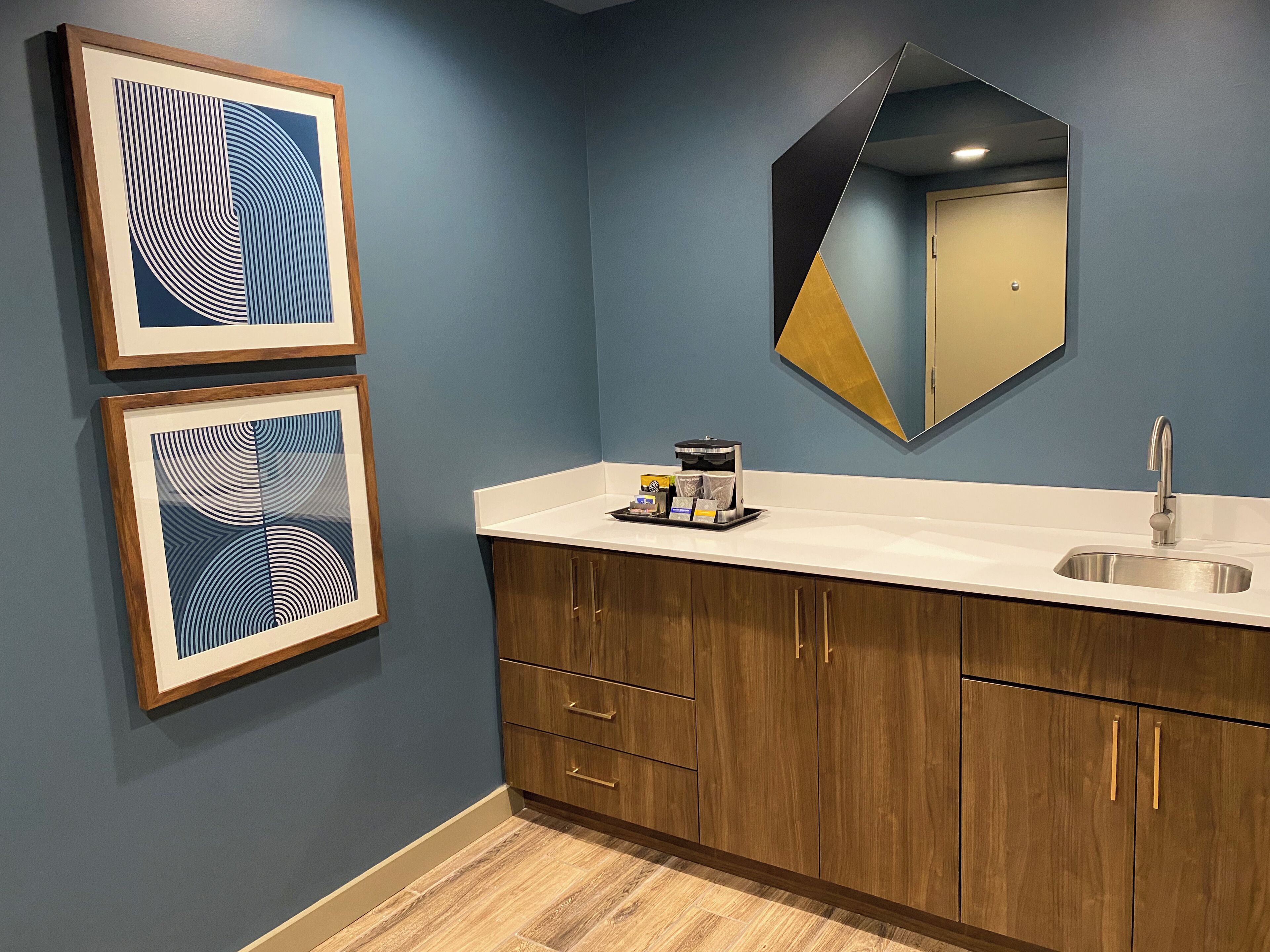 presidential suite, 1 king bed, non smoking | in-room safe, desk, blackout curtains, iron/ironing board