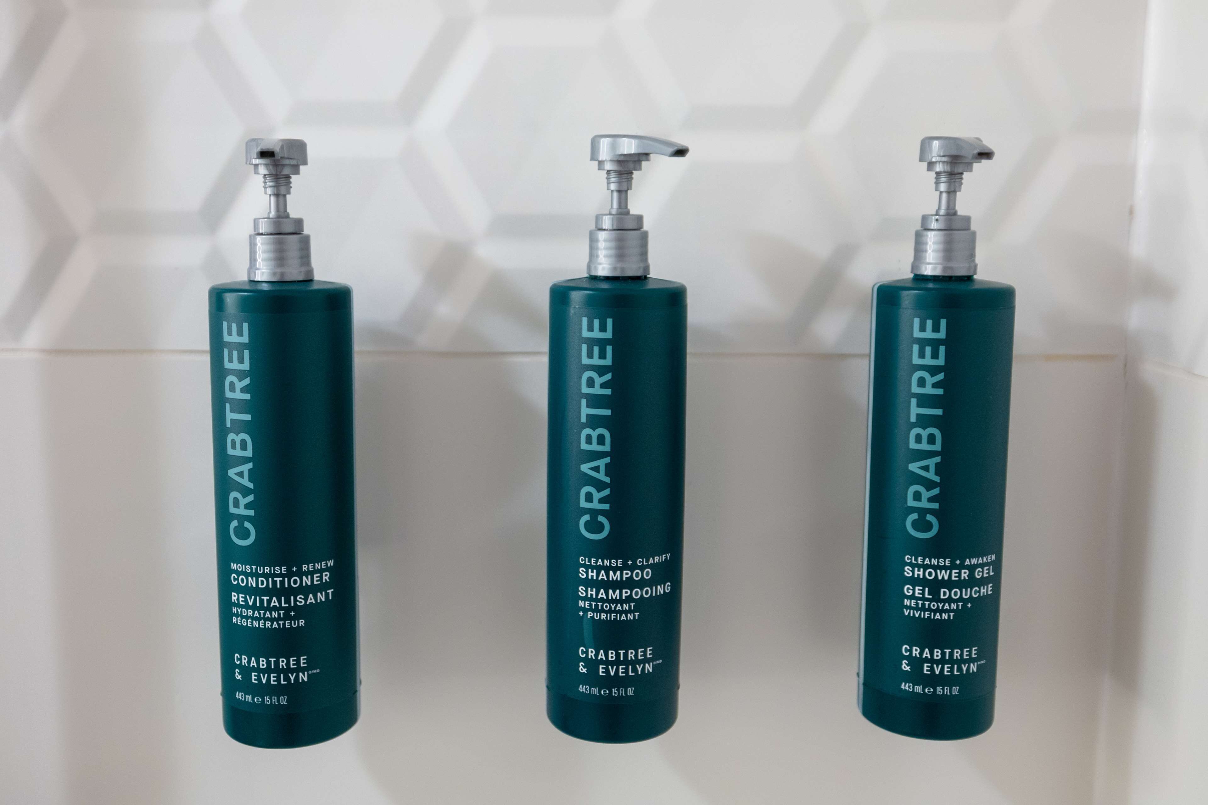 Trois flacons de shampoing et d’après-shampoing de la marque Crabtree & Evelyn.