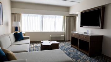 Suite junior, 1 cama King size | Área de sala de estar | Televisión LCD y películas con cargo