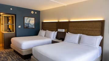 Habitació, 2 llits de matrimoni | Caixa forta a l'habitació, escriptori i cortines opaques