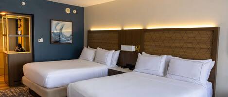 Kamar, 2 Tempat Tidur Queen | Brankas, meja kerja, tirai kedap cahaya, dan setrika/meja setrika