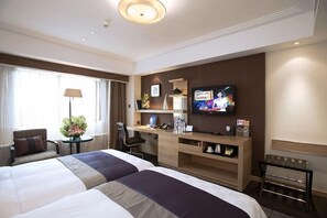 Seprai premium, minibar, brankas, dan meja kerja