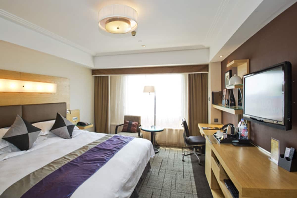 Ropa de cama de alta calidad, minibar, caja fuerte y escritorio