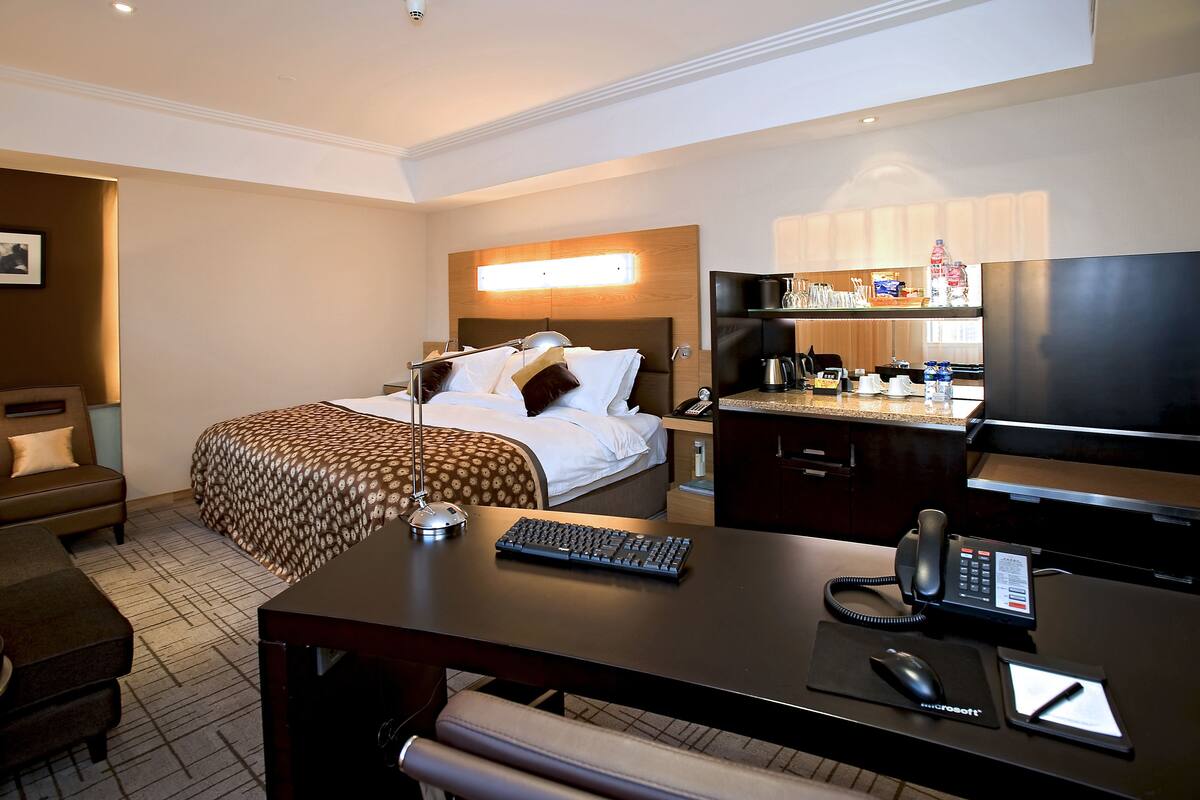 Deluxe Room | Premium bedding, minibar, in-room safe, desk
