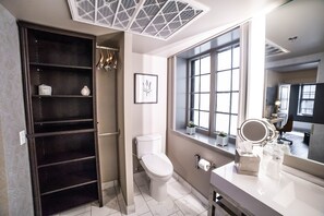 Douche, articles de toilette de luxe, sèche-cheveux, peignoirs