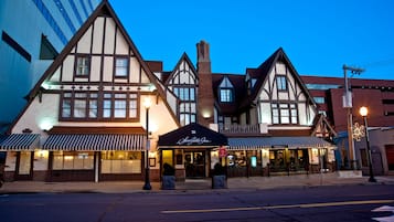 Un edificio de estilo Tudor tradicional con un pub llamado "Shingle Inn" en la entrada.