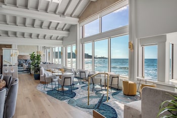 2 restaurants, breakfast, lunch, dinner served; American cuisine at La Jolla Beach and Tennis Club