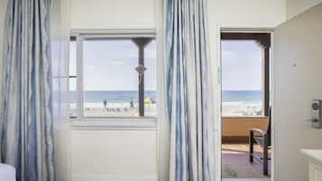 Suite, 3 lits une place, cuisine, vue océan (Beachfront 2 Bedroom Suite with Kitch) | Vue de la chambre