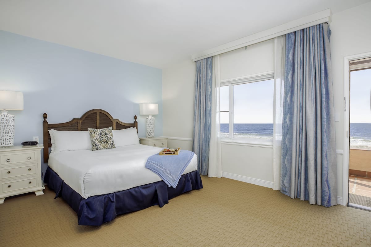 Suite, 1 enkeltseng, havutsikt (Beachfront 1 Bedroom Suite with Kitch) | Allergitestet sengetøy, safe på rommet, skrivebord og strykejern/-brett