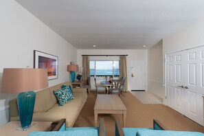 Flat-screen TV - La Jolla Beach and Tennis Club (La Jolla)