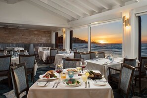 2 restaurants, servant le déjeuner et le dîner; cuisine américaine