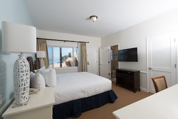 Hypo-allergenic bedding, in-room safe, desk, iron/ironing board at La Jolla Beach and Tennis Club