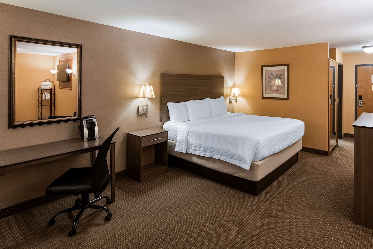 Suite, 1 King Bed, Non Smoking, Jetted Tub