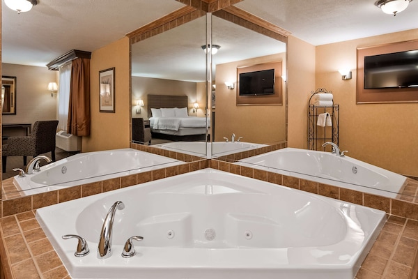 Suite, 1 King Bed, Non Smoking, Jetted Tub | Bathroom | Hair dryer, towels, soap, shampoo