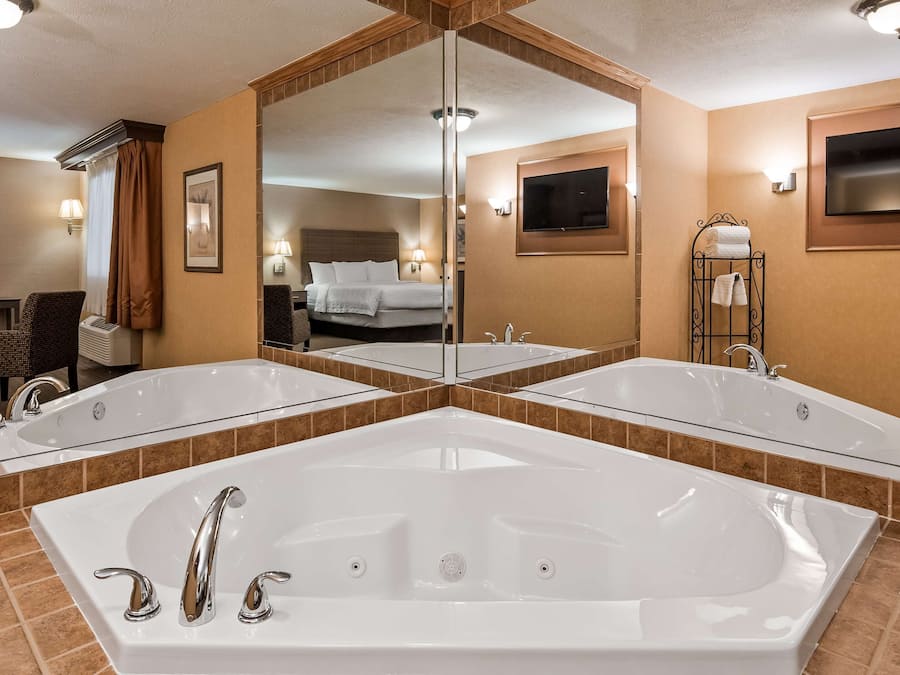 Suite, 1 kingsize-seng, ikke-røyk, massasjebadekar | Bad | Hårføner, håndklær, såpe og sjampo