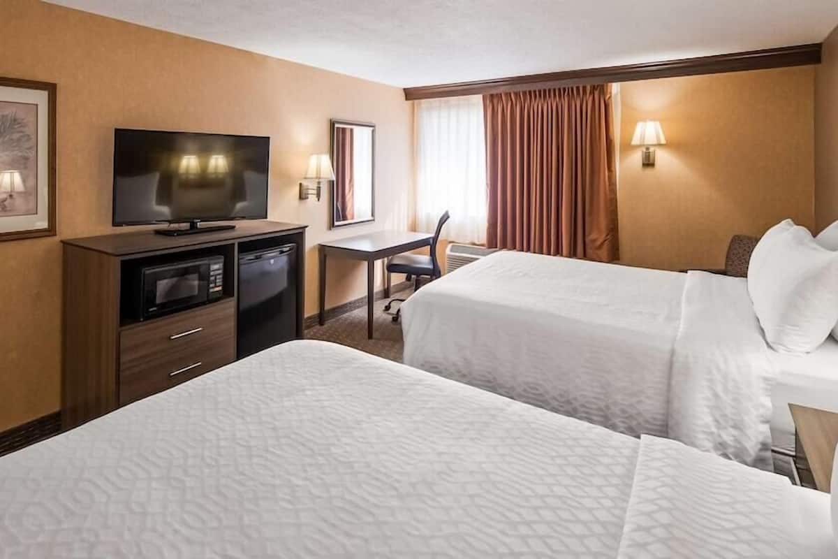 Desk, laptop workspace, iron/ironing board, free WiFi