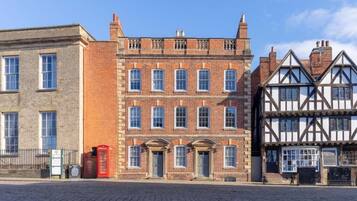 No7 Townhouse | Caja de seguridad en la habitación y decoración personalizada