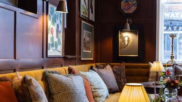2 restaurants, serveren ontbijt, lunch, diner, Britse gerechten