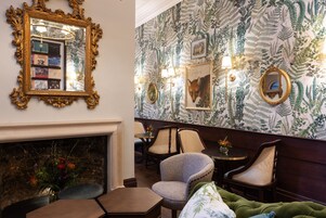 2 bars/lounges, cocktail bar