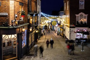 A szálláshely homlokzata – este/éjszaka