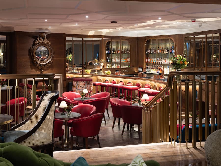 2 間餐廳,供應早餐、午餐和晚餐,英國料理