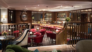 2 restaurants, servant le déjeuner et le dîner; cuisine britannique