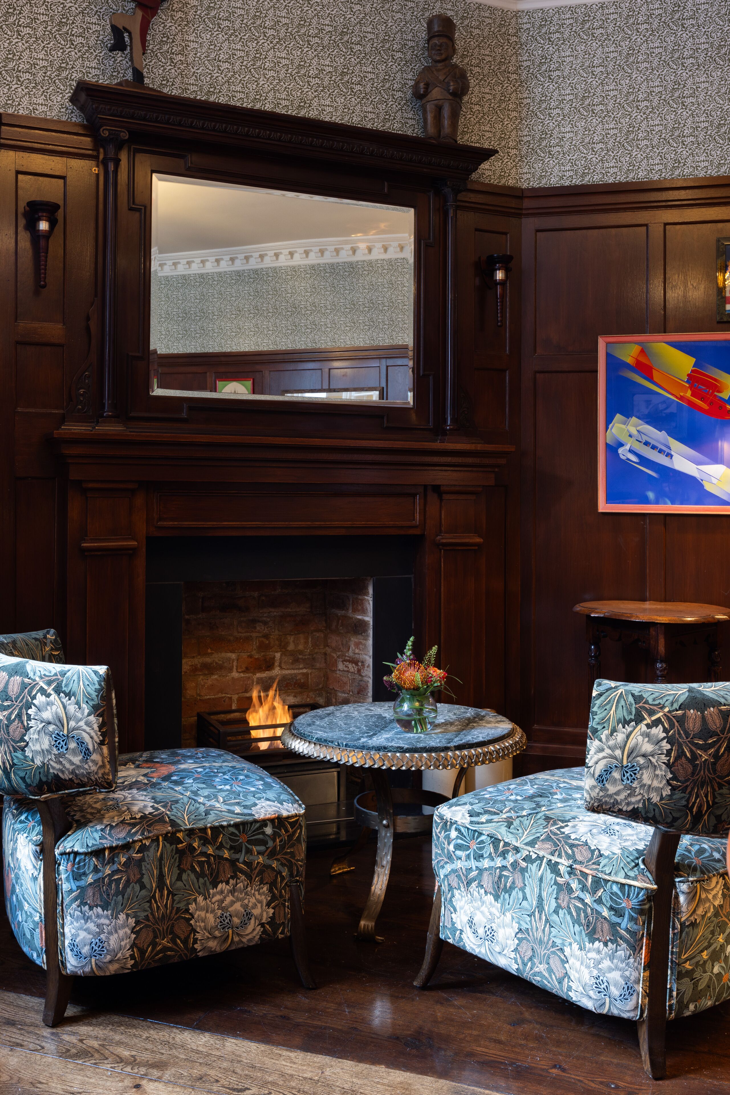 2 bars/lounges, cocktail bar