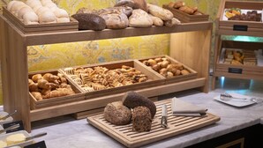 A bakery display with various types of bread and pastries. - Thon Hotel Bristol Stephanie (Brussels)
