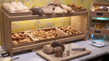 Tägliches Frühstücksbuffet (36 EUR pro Person)