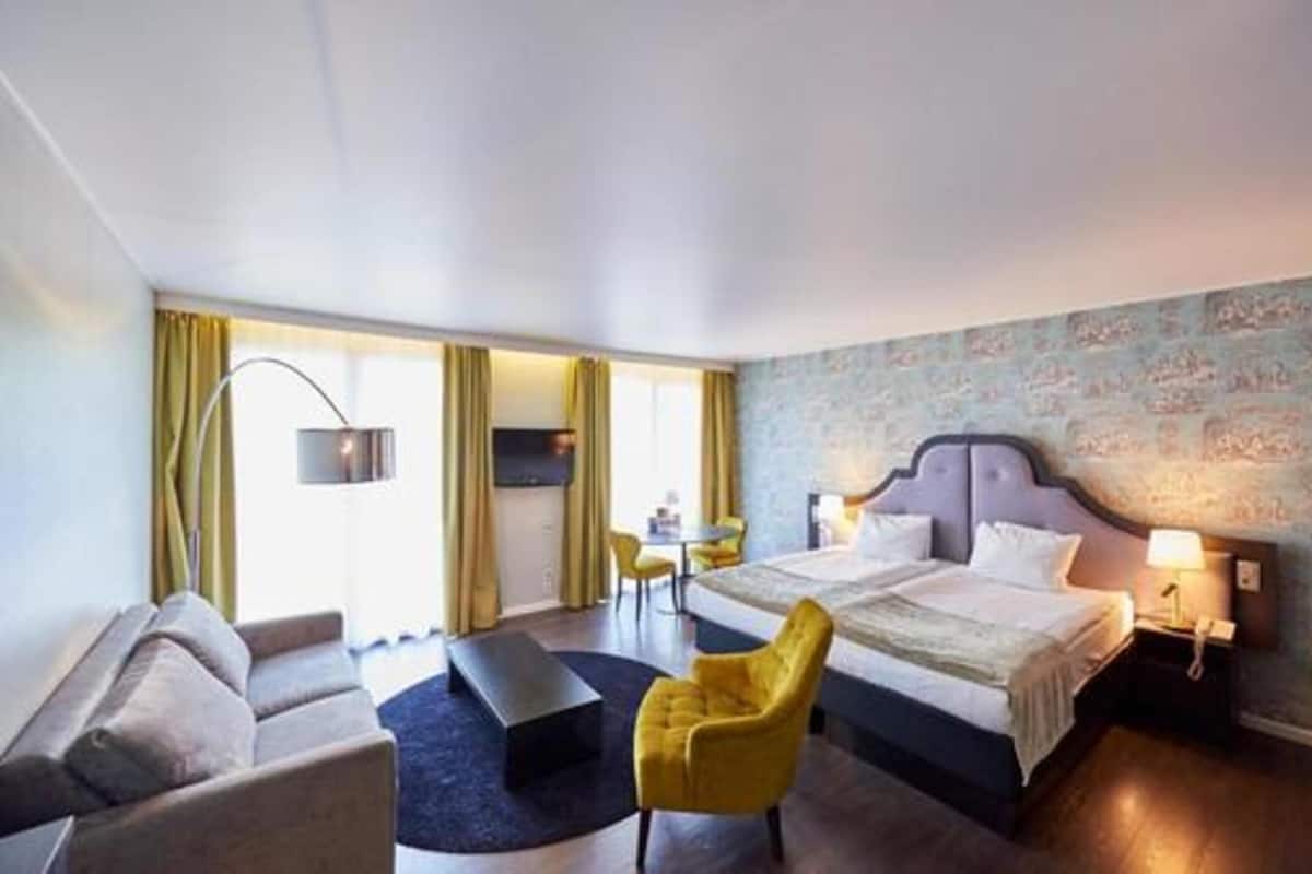 Premium bedding, in-room safe, desk, laptop workspace