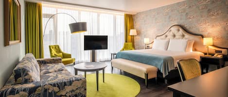 Peralatan tempat tidur premium, peti besi dalam bilik, meja