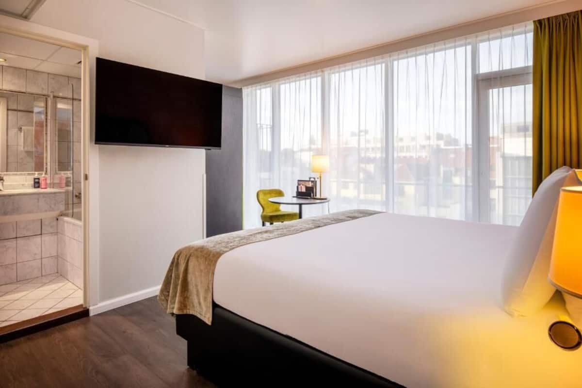 Premium bedding, in-room safe, desk, laptop workspace