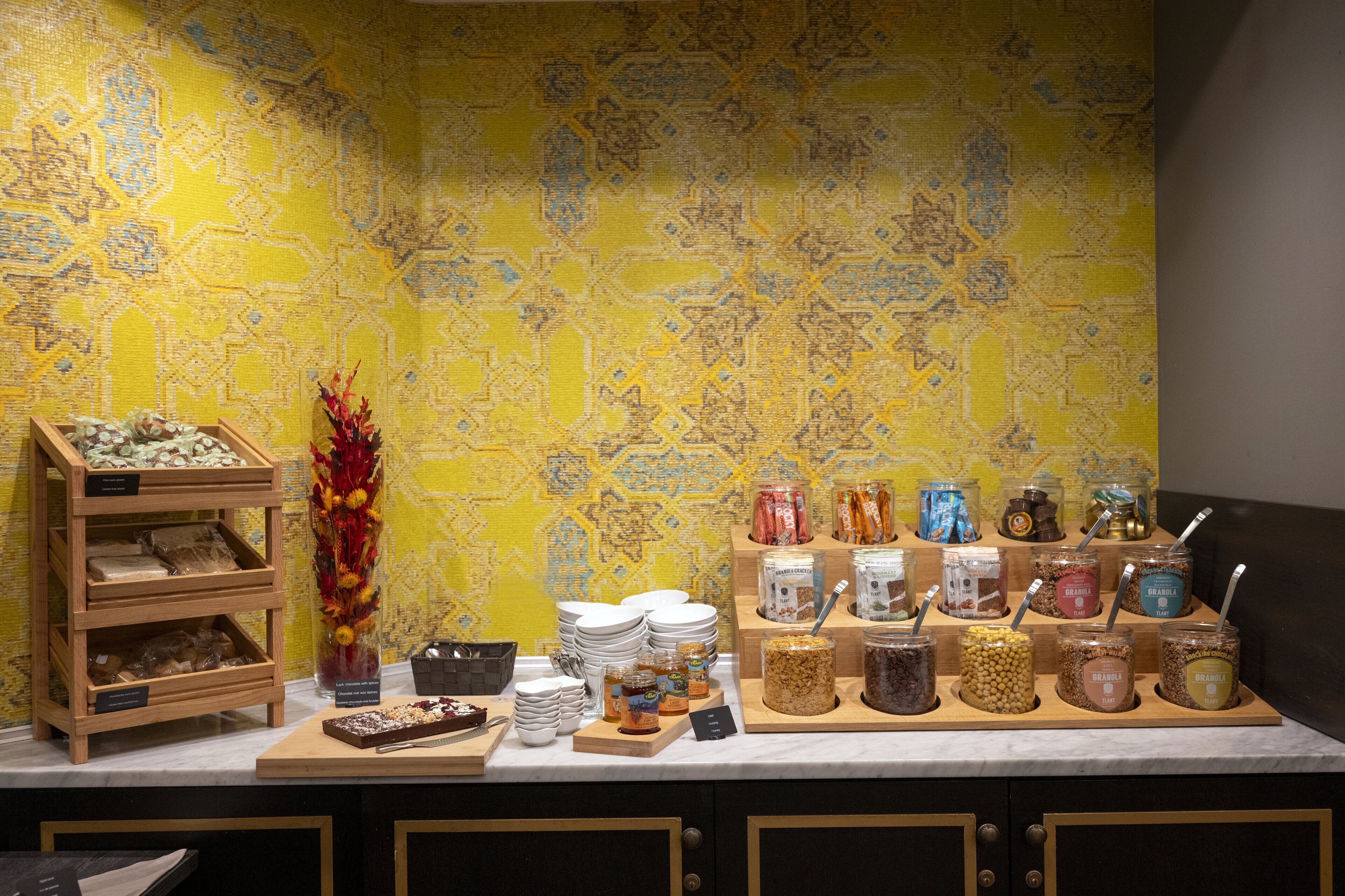 Una mesa de buffet con diferentes alimentos y salsas.