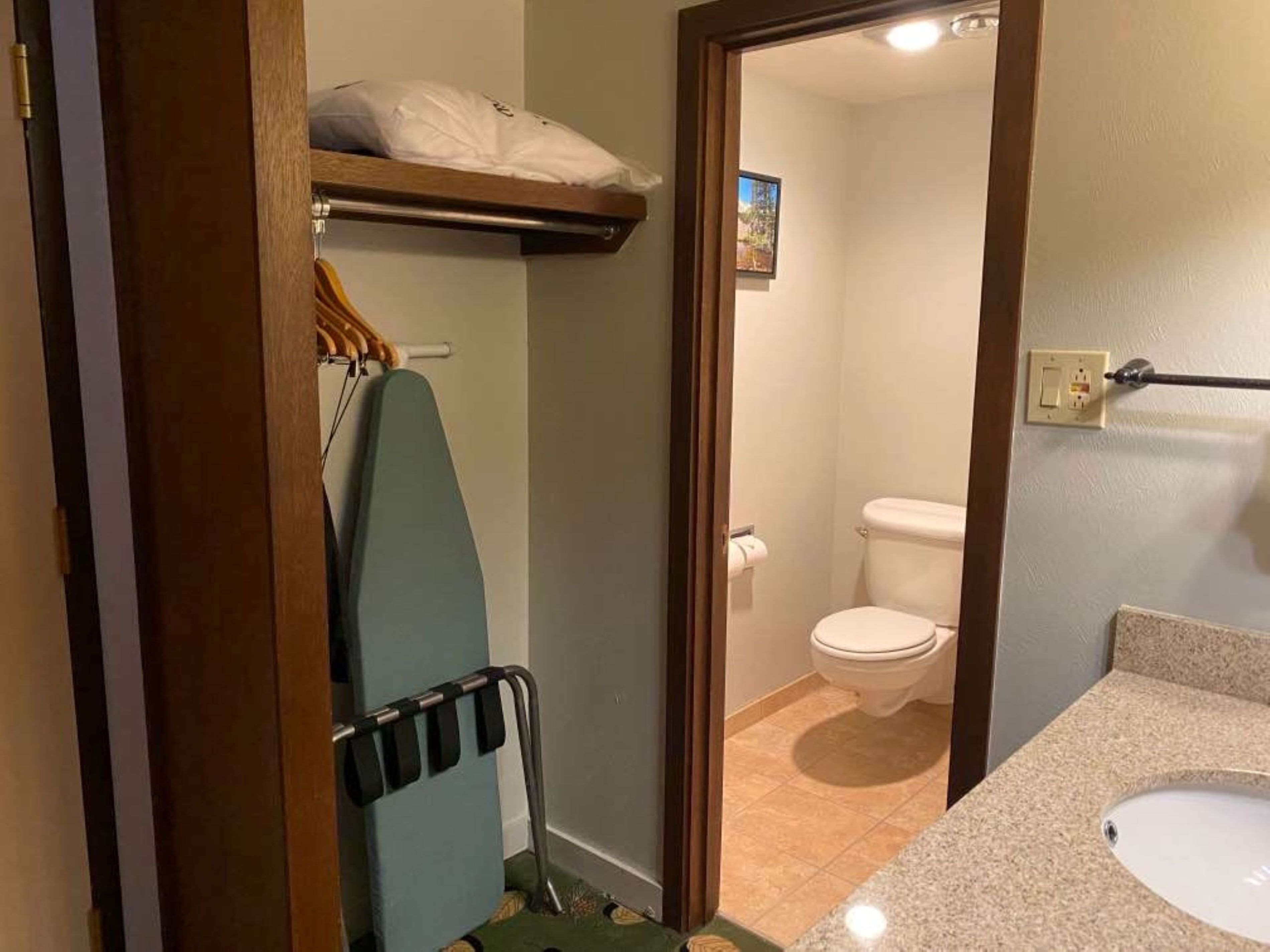 Une salle de bain comprenant des toilettes, un lavabo et un espace douche.