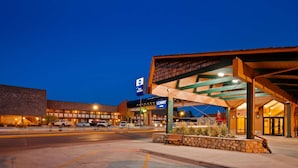 A hotel with a covered lobby area, a Best Western sign, and a sign for the lobby. - Best Western Sheridan Center (Sheridan)
