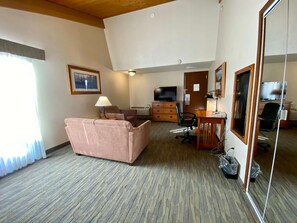 Standard Room, 1 King Bed, Non Smoking, Jetted Tub (Oversized Room) | 1 bedroom, blackout drapes, iron/ironing board, free cribs/infant beds