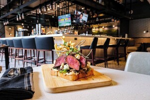 2 restaurantes; se sirve desayuno, almuerzo, cena y brunch