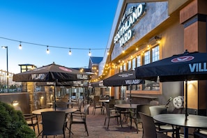 2 restaurants, breakfast, lunch, dinner served; American cuisine