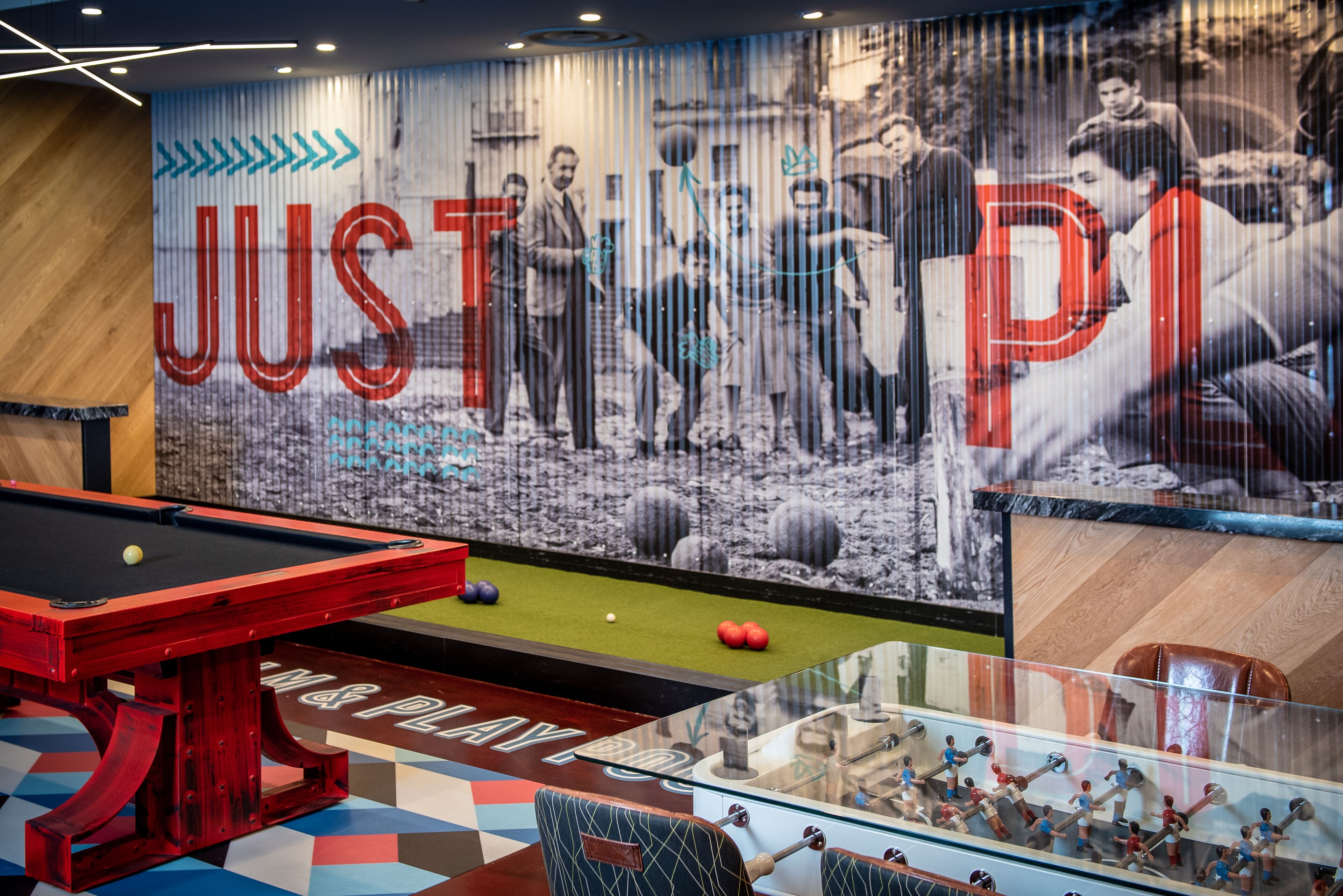 serves lunch, dinner and brunch