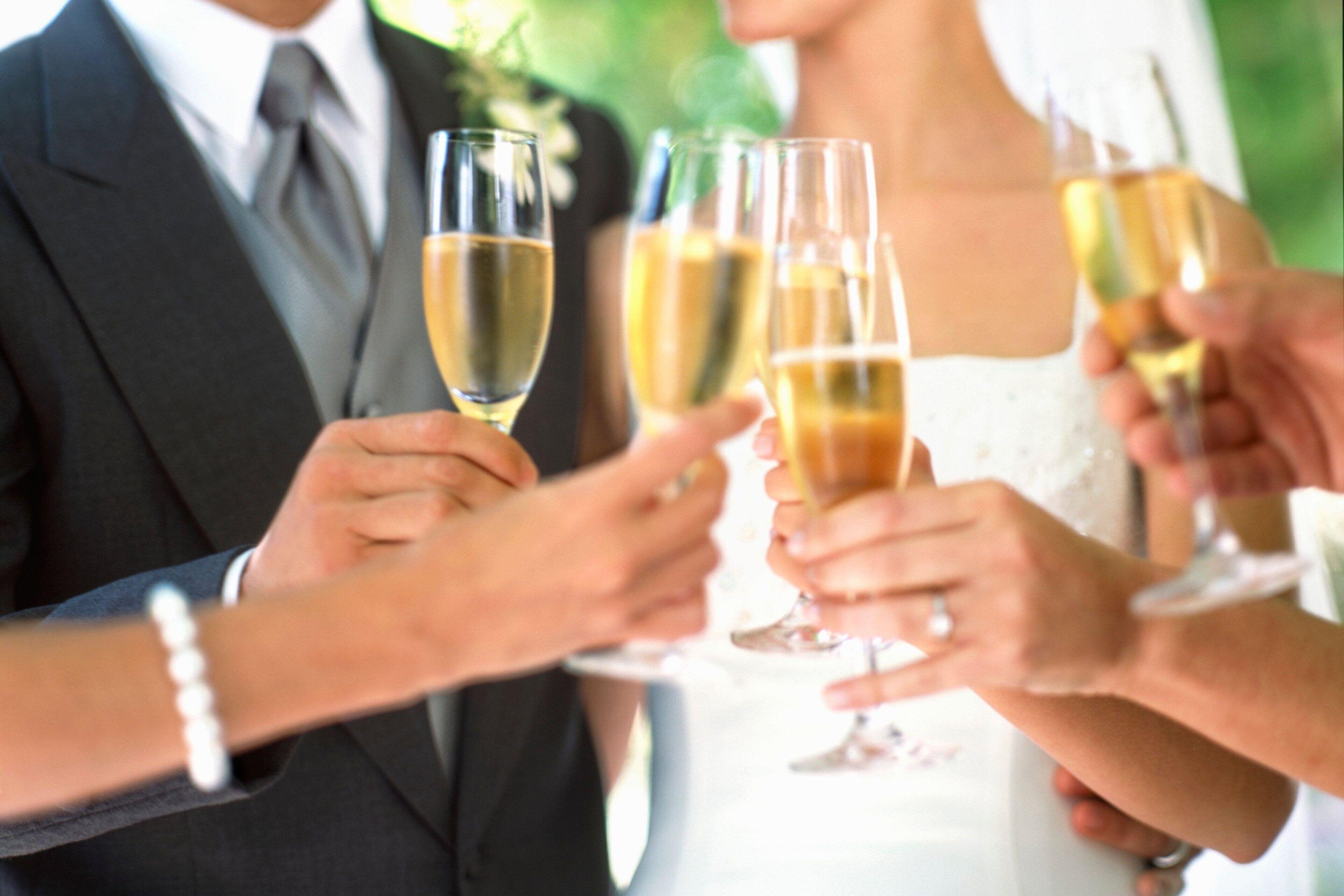 Um grupo de pessoas brindando com taças de champanhe.