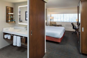 Premium bedding, pillow-top beds, in-room safe, desk - Delta Hotels by Marriott Calgary South (Calgary)