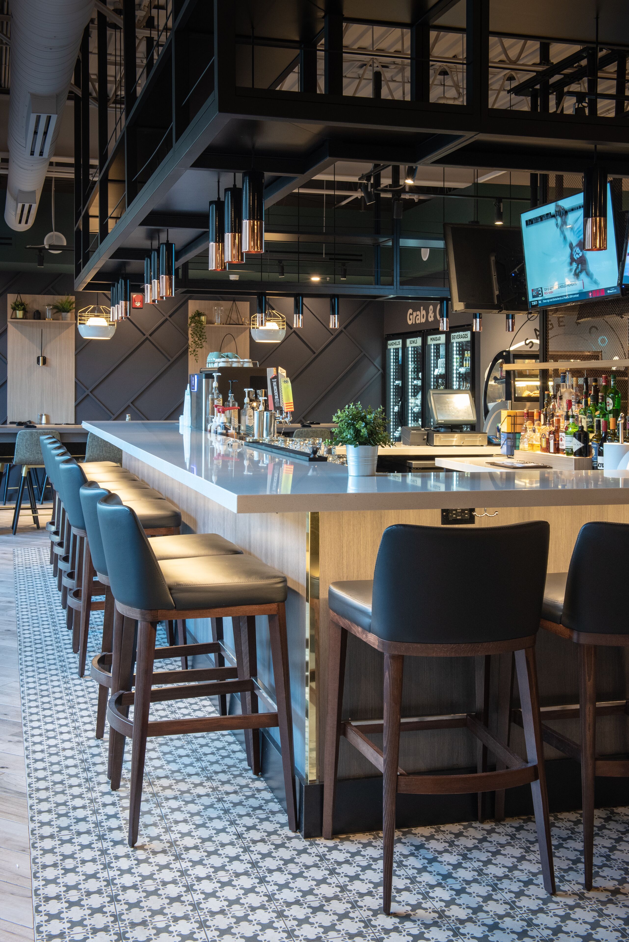 2 間餐廳，供應早餐、午餐和晚餐，美國料理