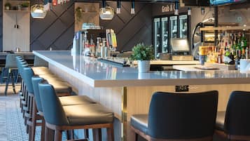 2 restaurants, breakfast, lunch, dinner served; American cuisine