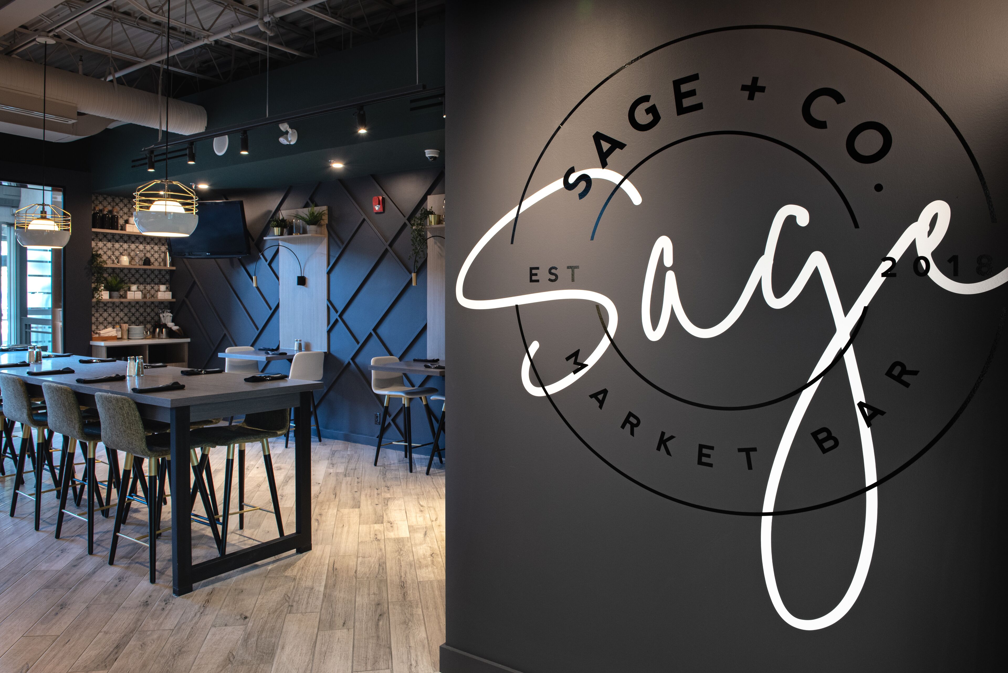 2 restaurants, breakfast, lunch, dinner served; american cuisine