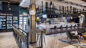 2 restaurantes, se sirven desayunos, comidas, cenas y cocina americana