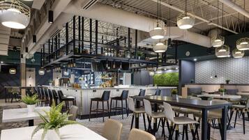 Con servicio de comidas, cenas y brunch