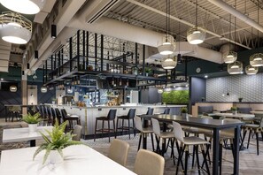 Serves lunch, dinner, and brunch