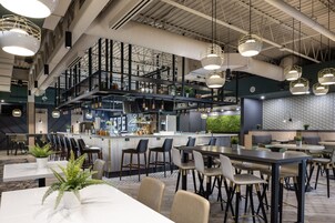 Serves lunch, dinner, and brunch