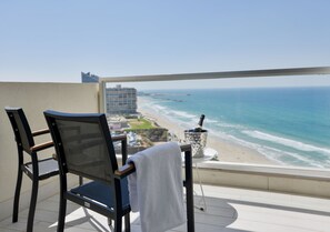 Suite royale, balcon, vue sur la mer | Balcon