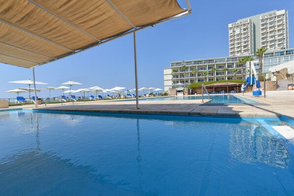 Piscine intérieure, piscine extérieure, parasols